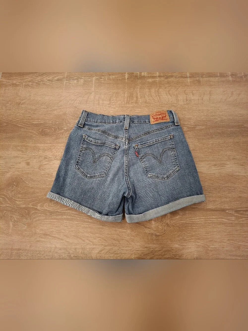 Levi’s Mid-Length Women’s Denim Shorts Size 26 Medium Wash Blue